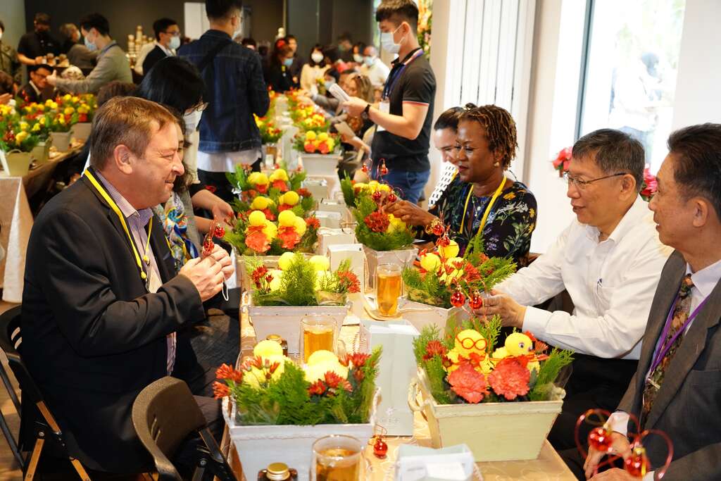 士林官邸菊展藝菊童遊開幕式-市長與各國使節互動_劉佳雯攝_士林官邸