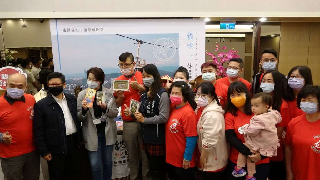 向黄副市长介绍猫空休闲农业区