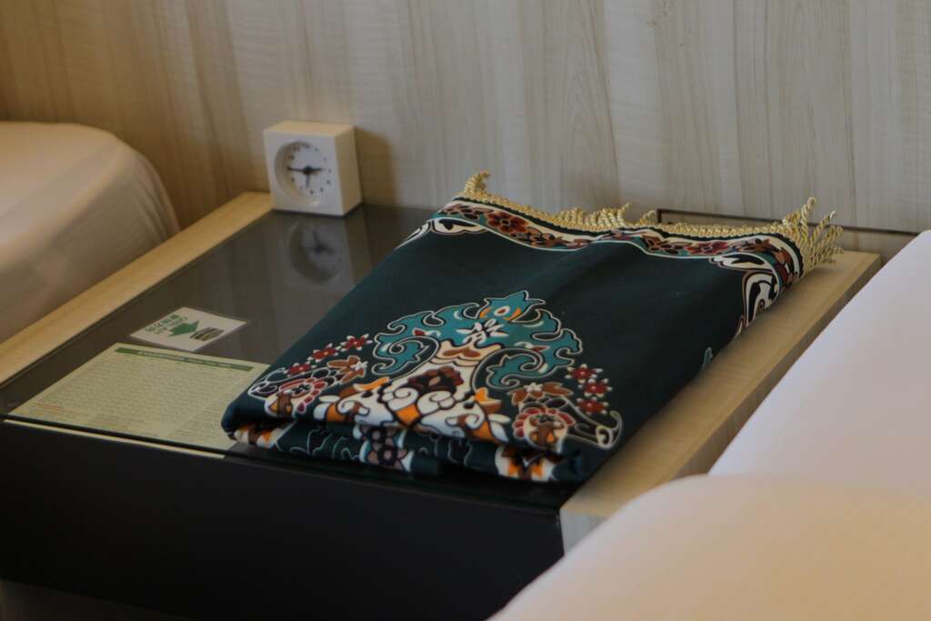 旅馆客房祈祷毯、麦加方位标示。