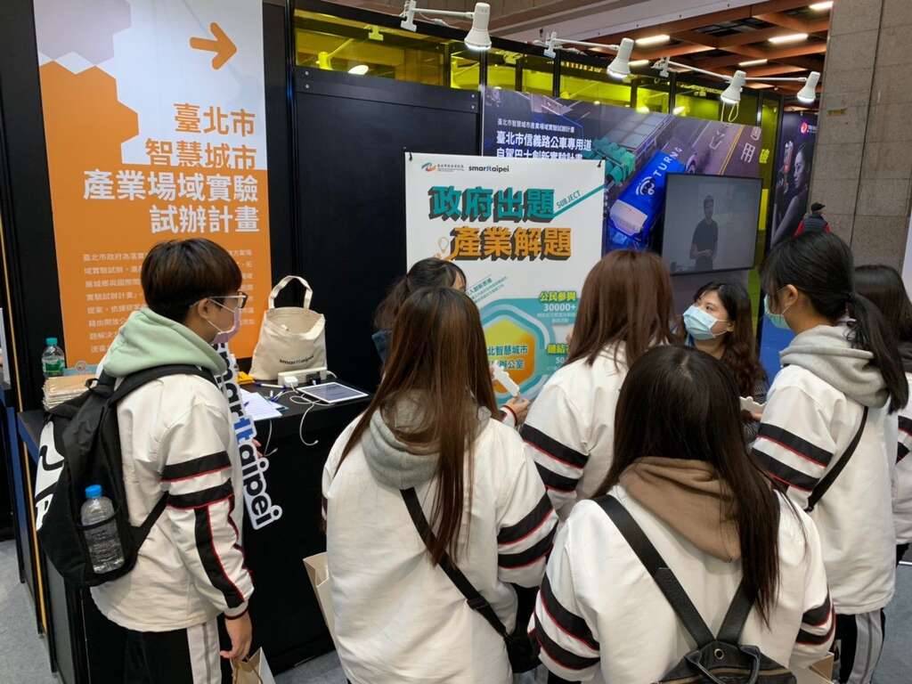 學生團體來到展區聽工作人員解說