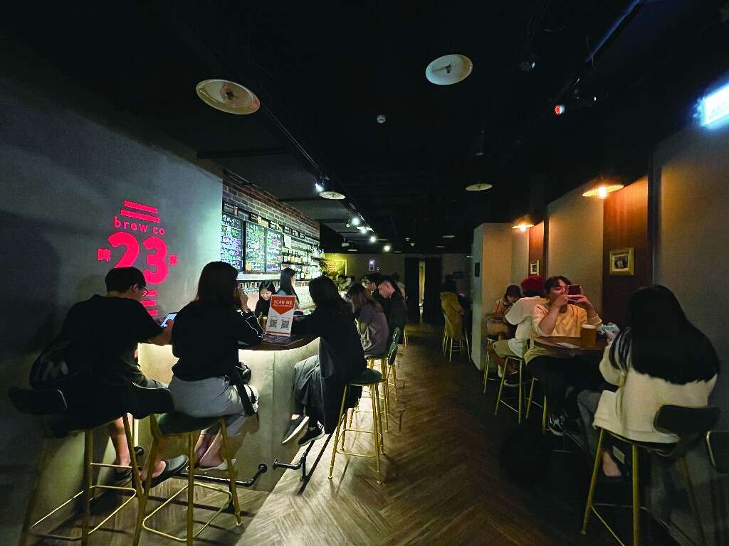 「二三喜剧」结合酒吧复合式经营，成为台北人年末欢聚的好去处。（摄影／黄映嘉）[最大阔度 1024 最大高度 768]