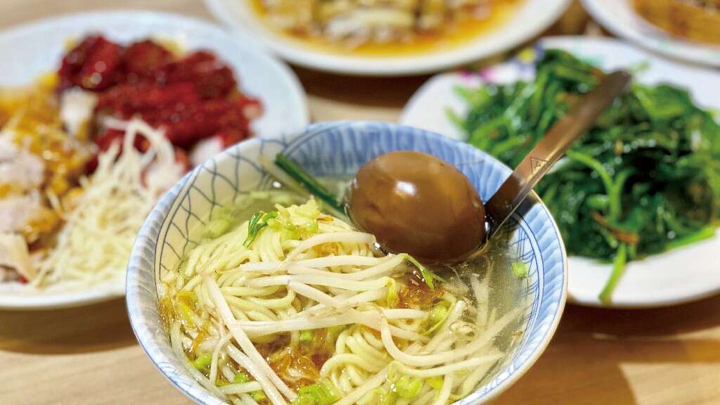 「阿国切仔面」面香十足，搭配高汤、卤蛋、豆芽菜，吃来相当有饱足感。 [最大阔度 1024 最大高度 768]