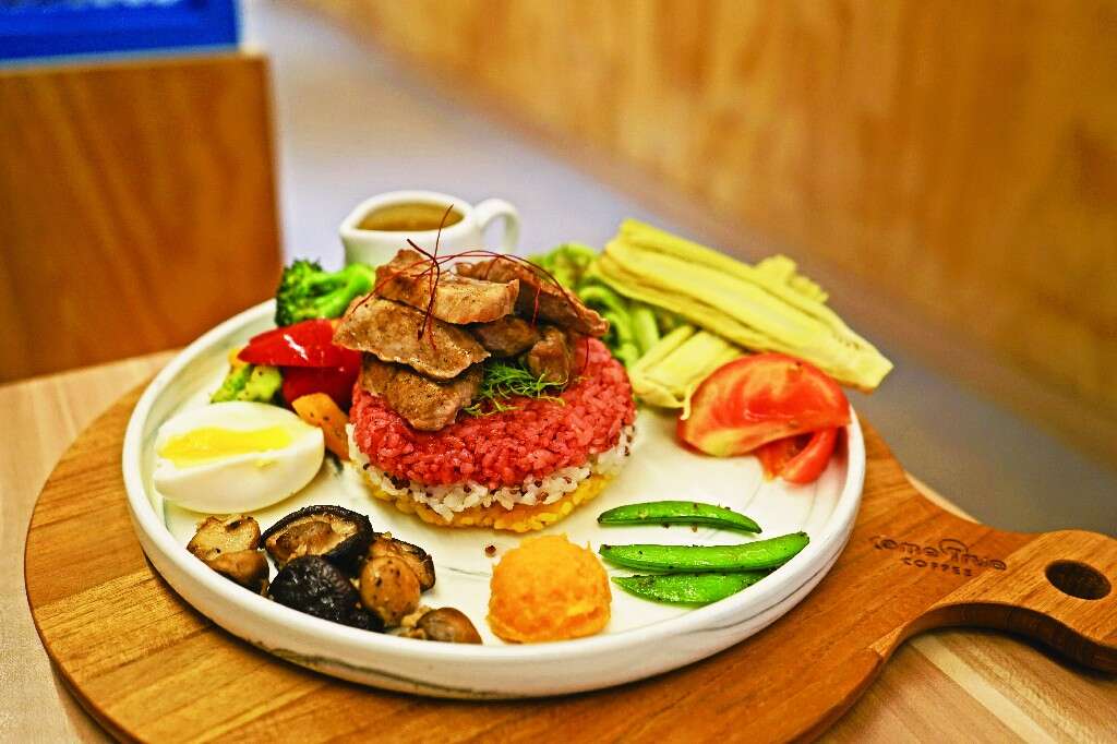 「成真咖啡」的彩虹饭，不仅满足视觉与味蕾，营养也十分多元。 [最大阔度 1024 最大高度 768]