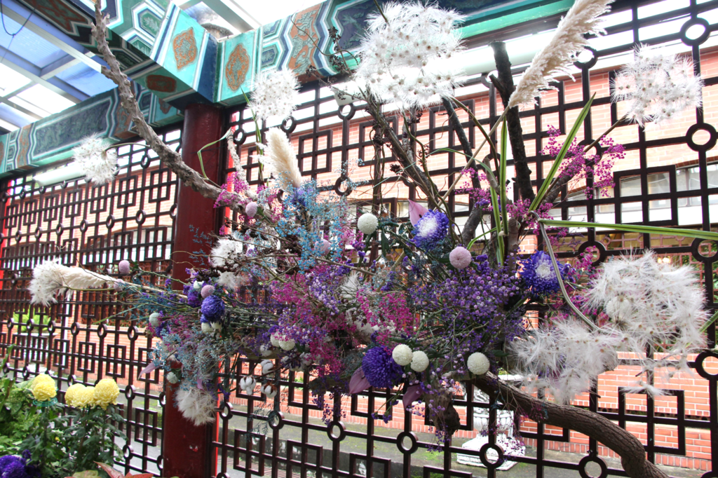 染色菊與花卉素材呈現一幅幅「童畫」