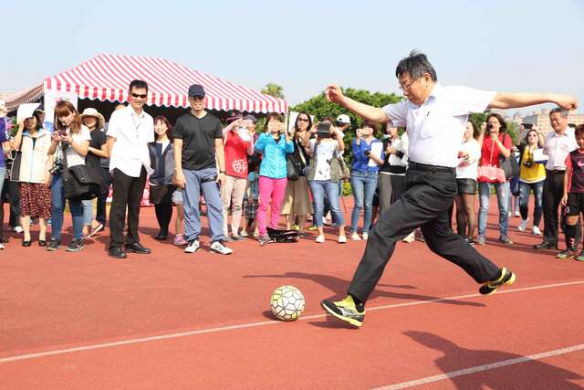 台北市长柯文哲与学童PK足球，为世大运提前暖身。（图／台北市观光传播局提供，高赞贤摄）.jpg