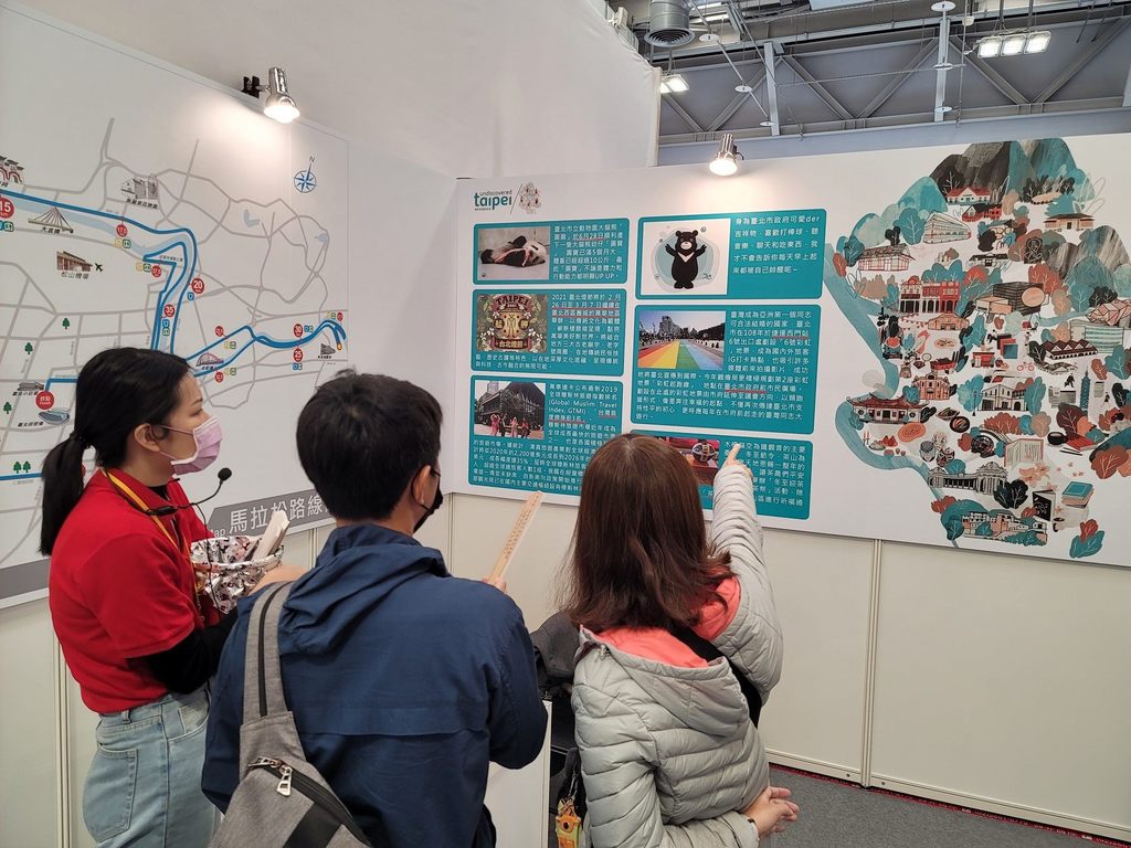 现场民众透过背板寻找趣味小游戏解答
