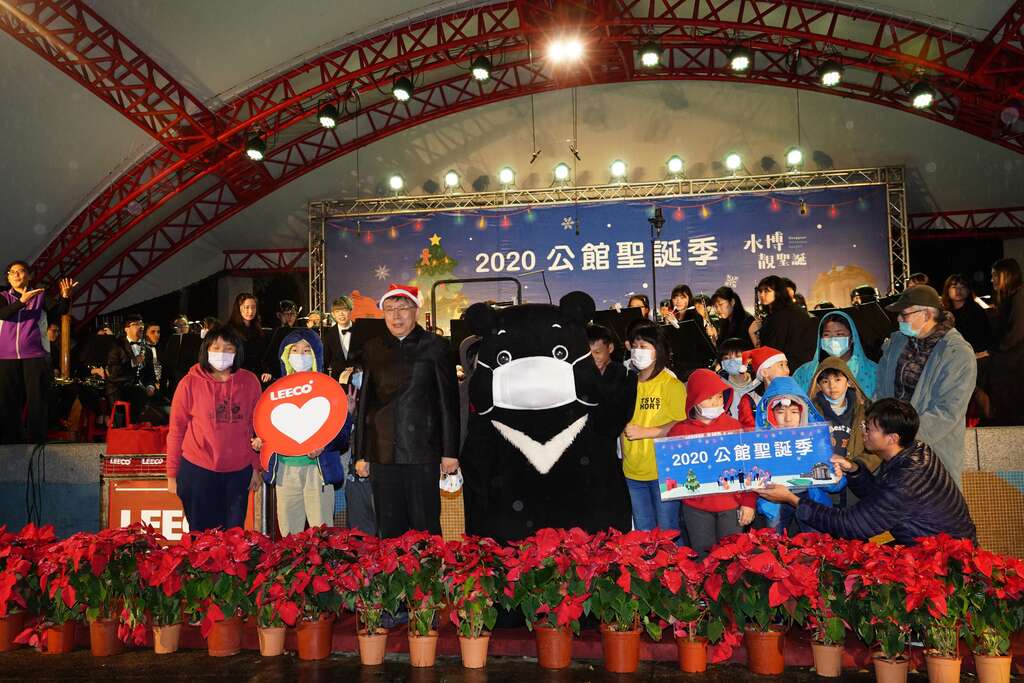 公館聖誕季-與熊讚合影_劉佳雯攝_自來水園區