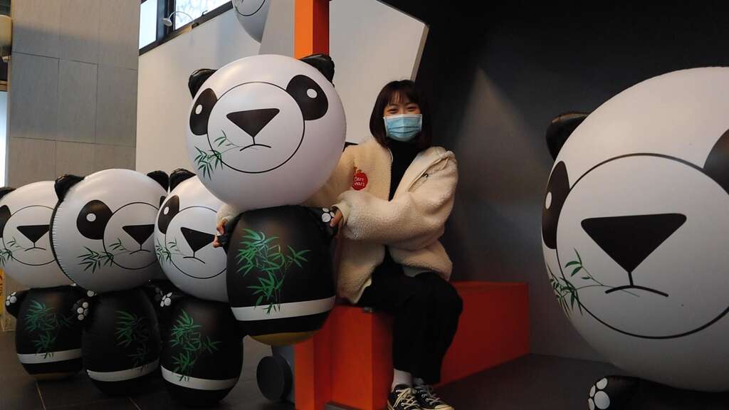 充气猫熊玩偶合影