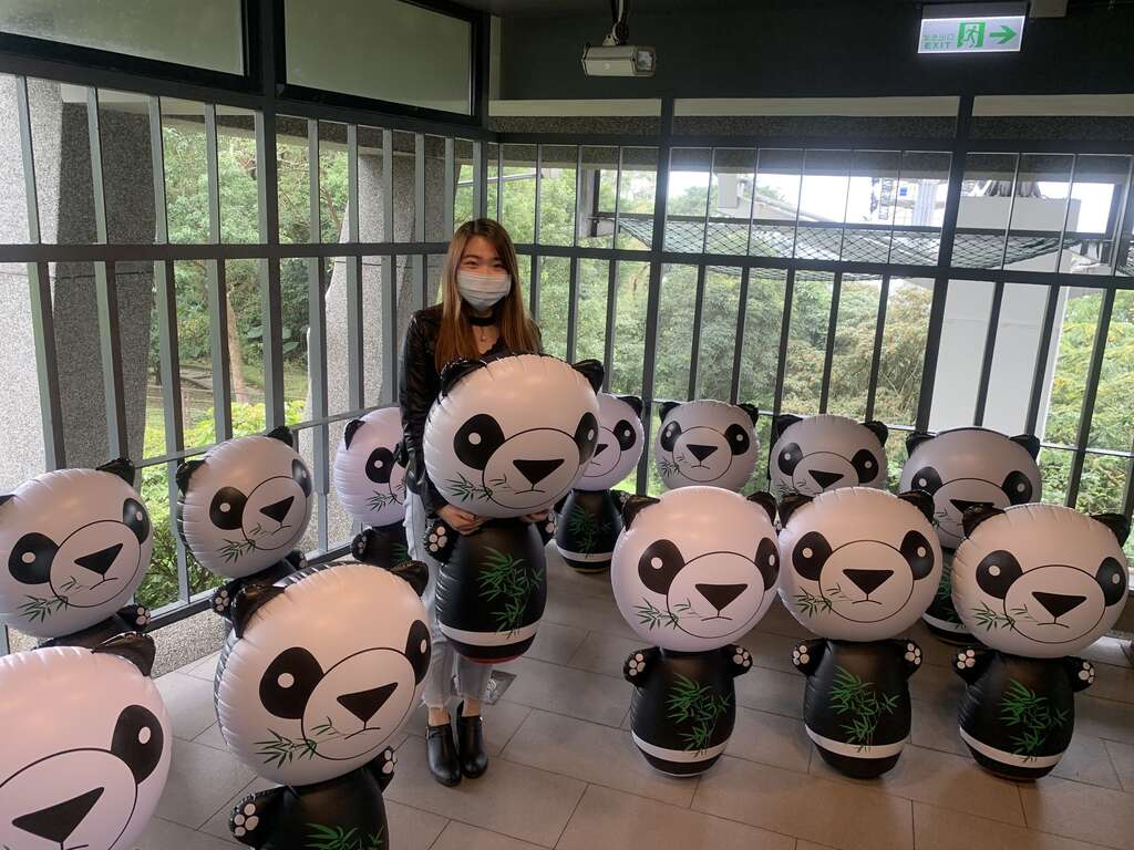 与充气猫熊玩偶一起拍照