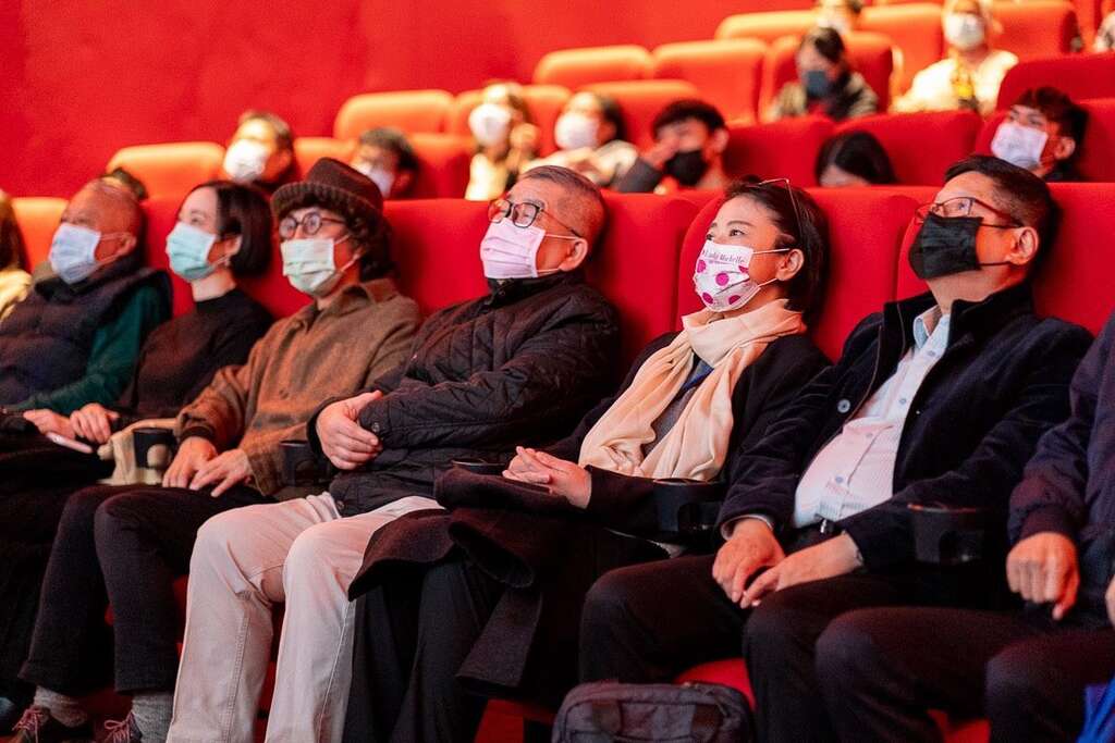 黄副市长珊珊与参与贵宾共同观赏'我们的南门市场'
