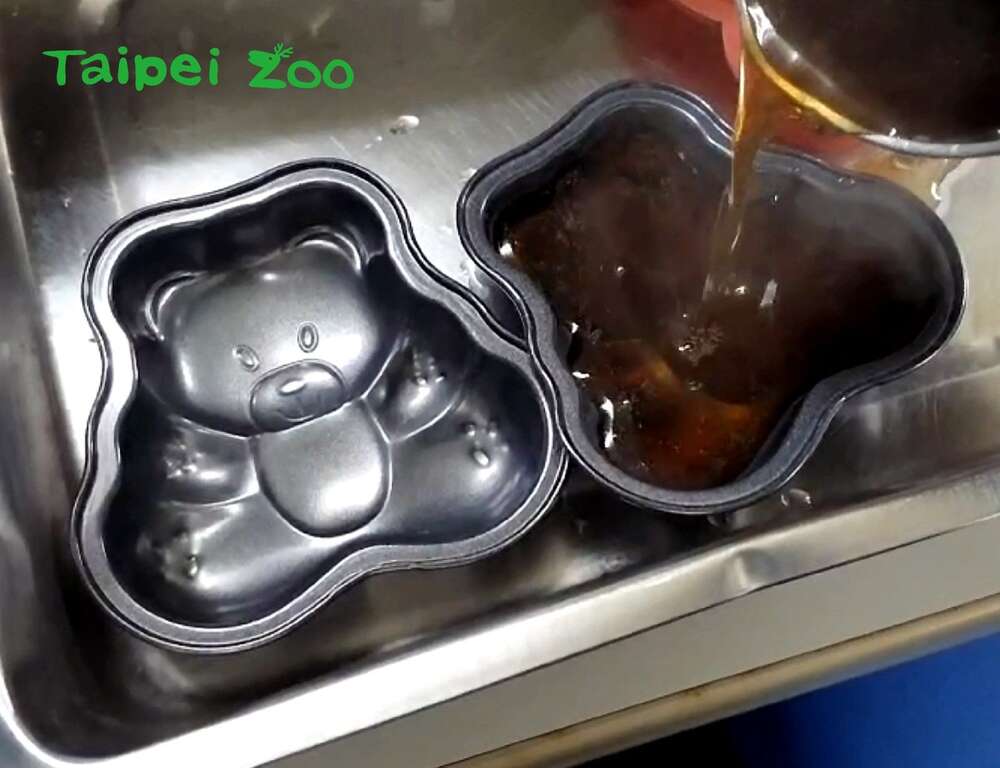 保育员特地找来熊熊造型的模具，帮「黑糖」制作生日蛋糕