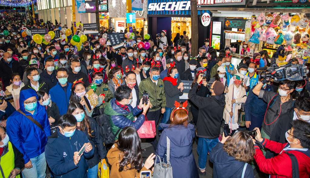 台北市柯市长文哲及黄副市长珊珊於西门徒步区踩街祝大家圣诞快乐