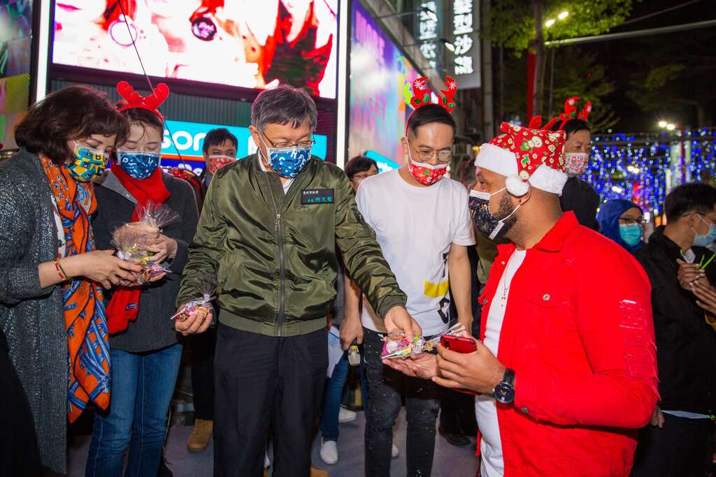 台北市柯市长文哲在西门町商圈发送糖果给外国朋友