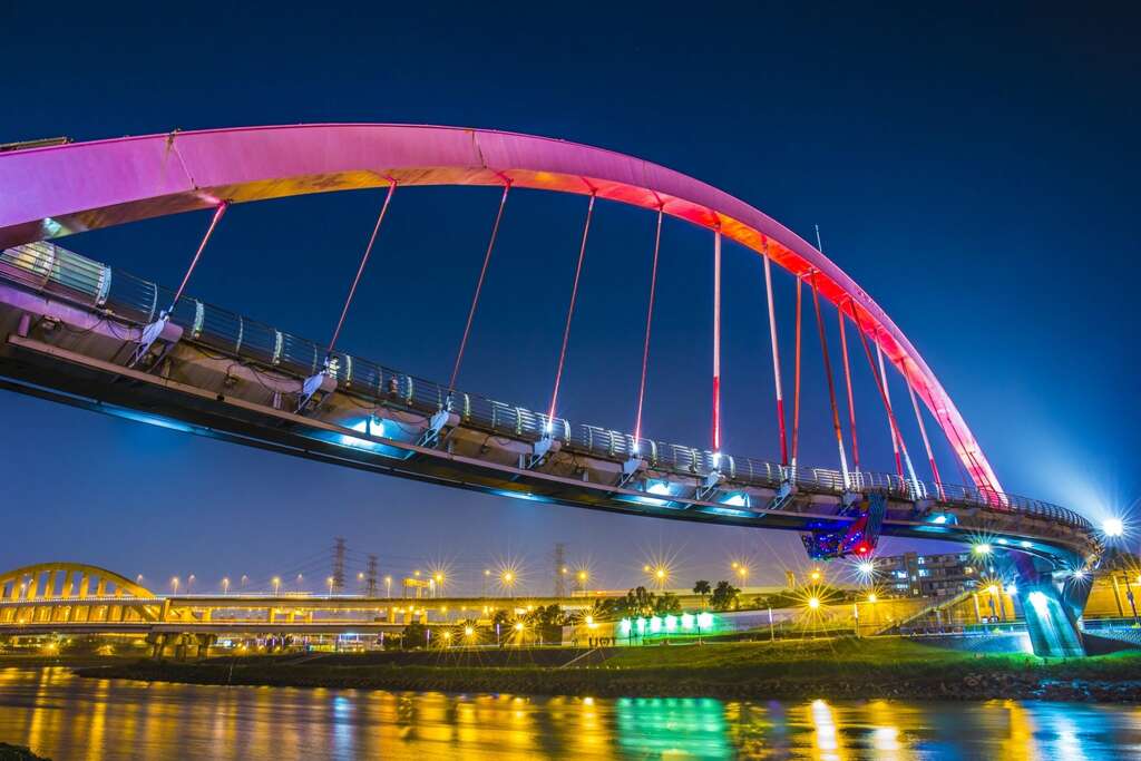 彩虹桥已是各路摄影好手拍摄夜景首选