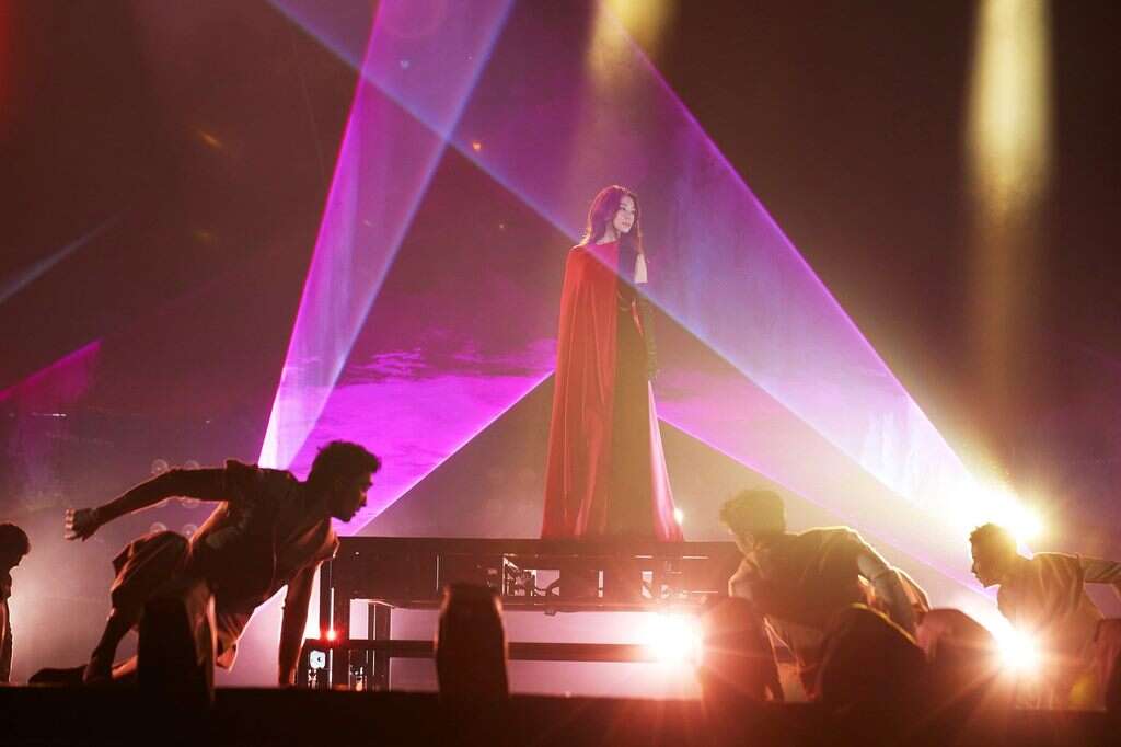 文青女神Hebe田馥甄首先开场，以疗癒嗓音替台北跨年晚会揭开序幕。