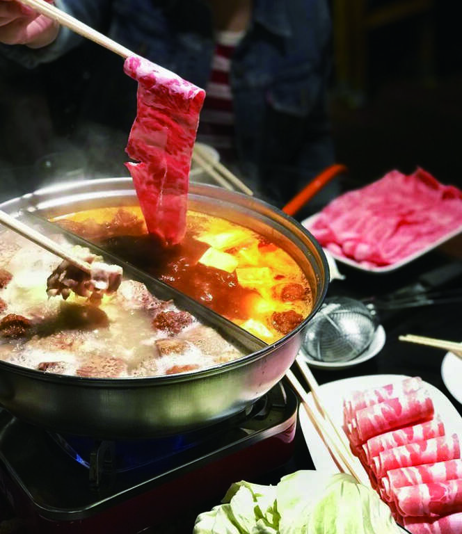 「黑武士餐坊」的麻辣火鍋湯頭風味深厚，輕輕涮煮便能使食材入味。（攝影／台南美食 eat.fun）