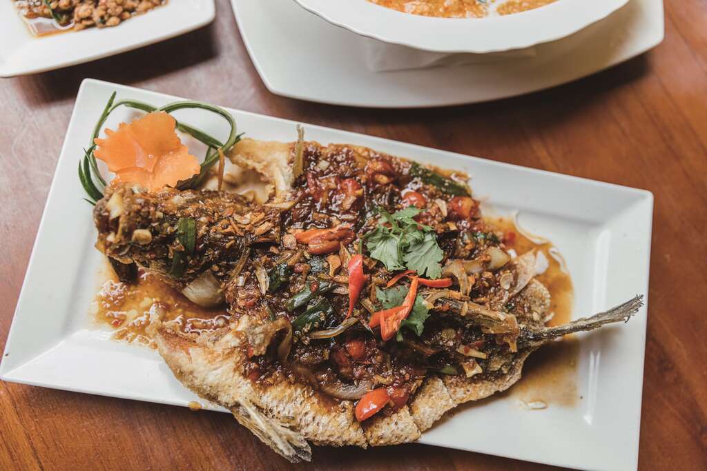 「泰美泰国原始料理」主打泰北风味，菜色注重酸、甜、辣三者的平衡。下图为酸辣开胃的泰北传统脆炸罗望鱼。(图林冠良)