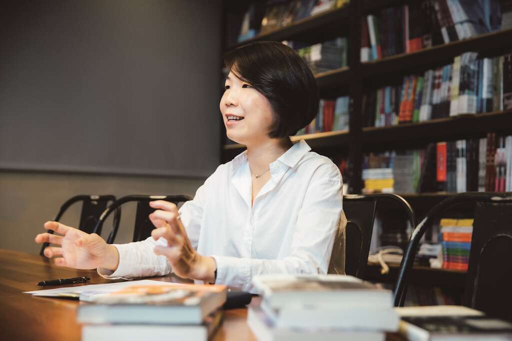 大量閱讀、觀賞影片是影視版權經紀人的日常工作之一。