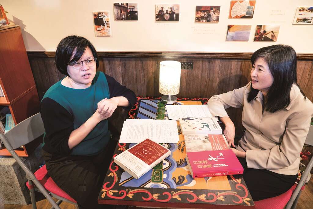 巫维珍（左）和郭秋雯（右）认为韩国作家的书写手法，可为台湾作家带来启发。
