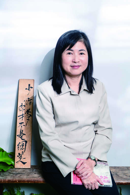 郭秋雯，政治大学韩国语文学系教授兼学务长。毕业於韩国成均馆大学，长期关注韩流与文化创意产业的发展，以及韩流对台湾文化、经济、教育等各层面所造成的影响。