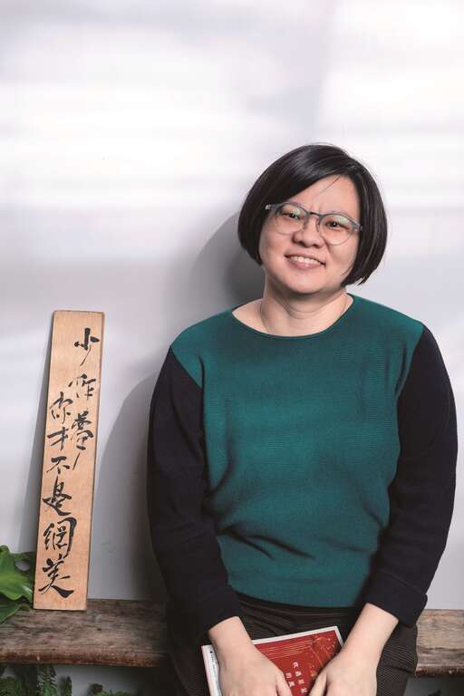巫維珍，麥田出版副總編輯。長期經營翻譯文學線，因深感今日韓國文學呈現的面向多元豐富，值得本地取鏡，而持續為台灣市場引進韓國翻譯書籍，為台、韓文化交流的重要推手。