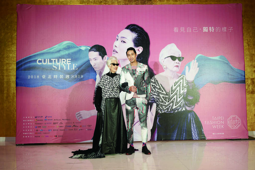 連美恩的外婆受邀成為第一屆台北時裝週的主視覺模特兒，用歲月淬鍊後的大齡之美，帶出這個族群的獨特與風格。