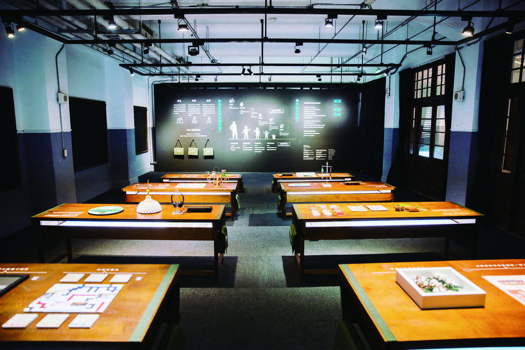 现正於松山文创园区展出的「美感X 未来教育展」，邀请大众一起思考教科书的各种美学观点。(图-美感细胞协会)
