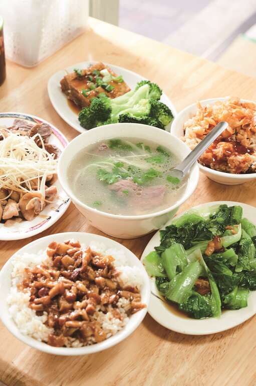 右：「米粉汤卤肉饭」小吃店有大渊百吃不厌的好味道。（摄影／陈冠凯）