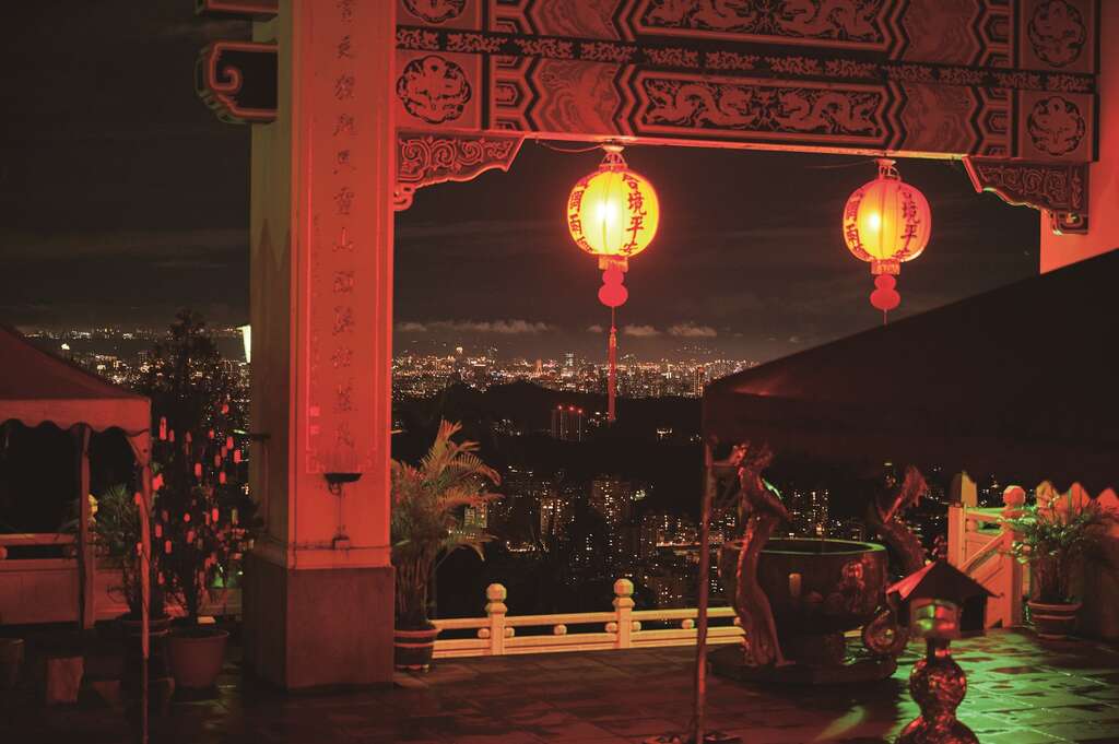 左：夜间的指南宫灯火辉煌，与山下的夜景连成一气。小吃店有大渊百吃不厌的好味道。（摄影／陈冠凯）