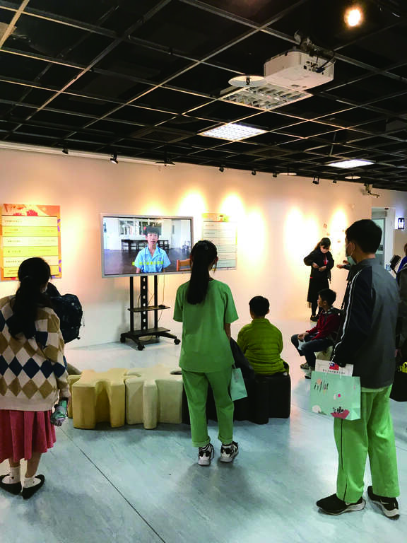 右：性别平等教育宣导月成果发表特展展出学生获奖作品，由中学生创作的微电影也在现场播映，让民众从动态影像中感受性平教育如何融入孩子的学习过程。