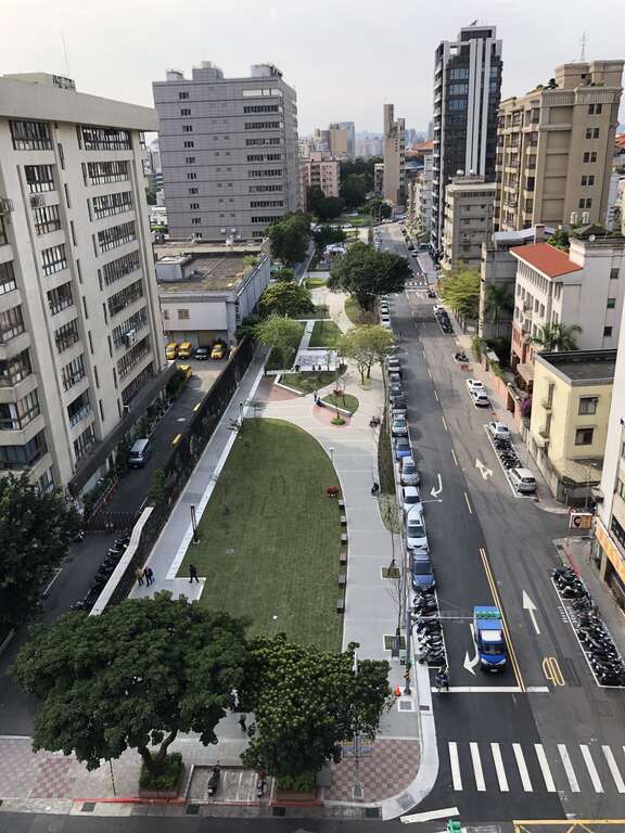 金杭公園緊貼弧形草邊緣的木椅,成為靜賞歷史的空間