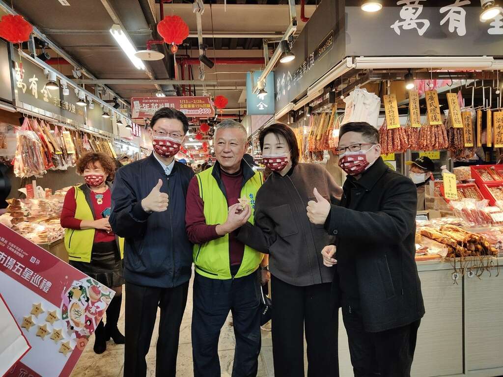 黄副市长珊珊与店家合影