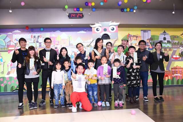 所有插畫家、演員、貴賓於主視覺前一同留影。.JPG
