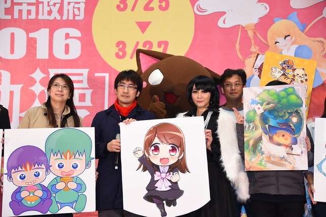 「台北市政府×動漫嘉年華」台灣角色品牌授權協會陳仲君理事長(左二)致贈簡余長Q版畫像