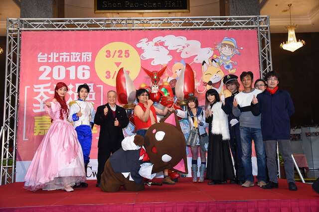 簡局長與陳仲君理事長、劉文龍理事長(左三)、鄭文福秘書長(右三)及cosply團體等合影