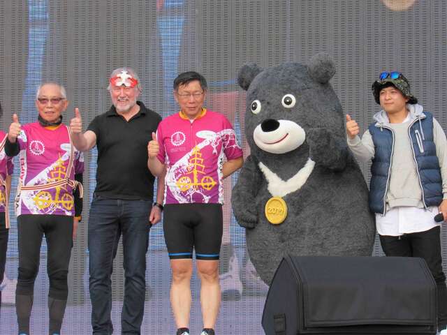 熊讚BRAVO憑藉著苦練的成果獲得台北市長柯文哲肯定，掛上金牌晉升為世大運吉祥物。（圖／台北市觀光傳播局提供，潘俊霖攝）.jpg