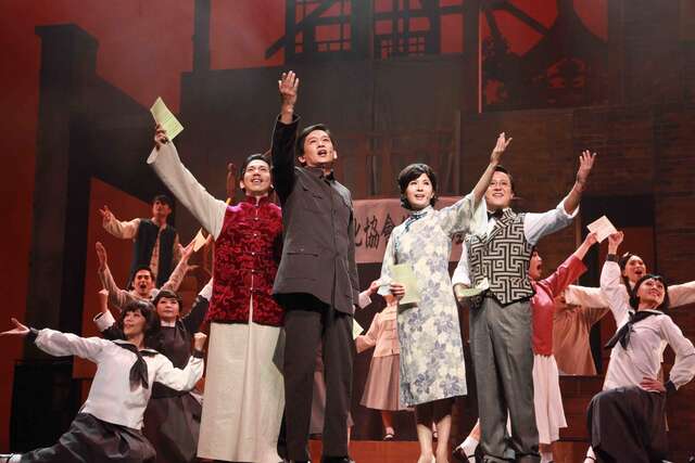 音乐时代剧场所创作的《渭水春风》，讲述蒋渭水一生传奇。图为2010年台北国家戏剧院首演经典回顾剧照。（图／台北市艺文推广处大稻埕戏苑提供）.jpg