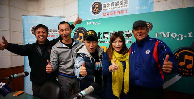 黄金教练团苏青山(左一)、黄祺轩(左二)及彭剑勇(右一)接受本台「运动Spotlight」节目访问