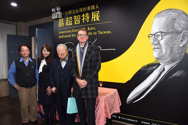 左起陳儀深教授、簡余晏局長、前衛生署長施純仁、ICRT總經理白健文於特展主視覺前合影