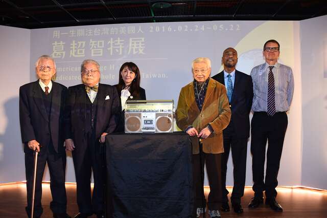 前衛生署署長施純仁、觀光傳播局局長簡余晏、美國在臺協會副組長陸子龍等啟動開幕儀式