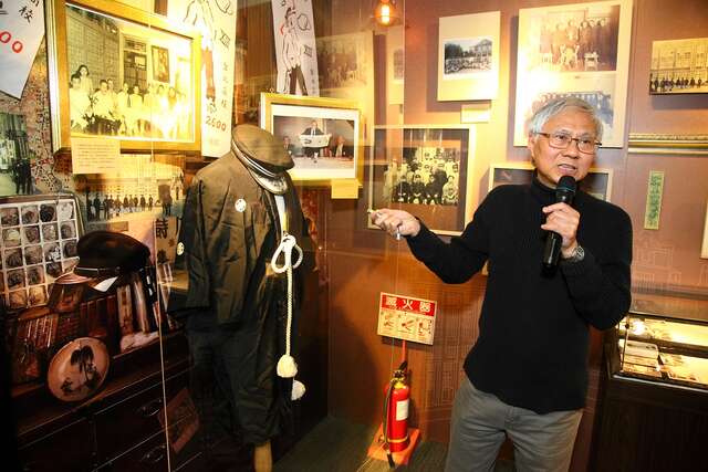 蔡錦堂教授於展場導覽