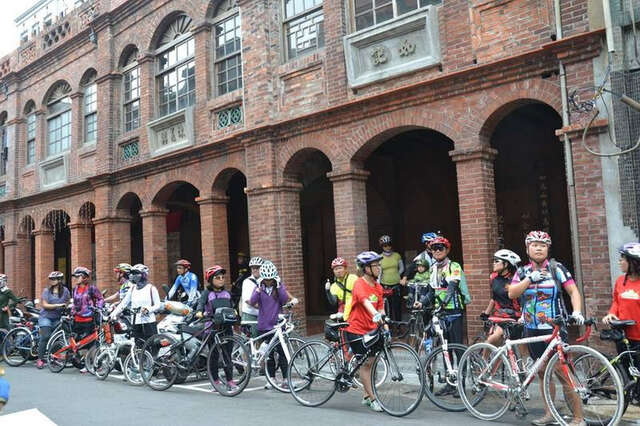 自行车游程规划了8条主题路线,以在台北骑车微旅行的概念,让参加者休闲而放松地认识台北。(图/社团法人台湾乐活自行车协会提供).jpg 自行车游程规划了8条主题路线,以在台北骑车微旅行的概念,让参加者休闲而放松地认识台北。(图/社团法人台湾乐活自行车协会提供).jpg