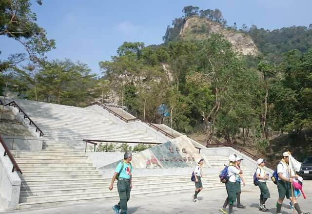 125平台入口意象与背景山形相互呼应，鸺鶹在入口热情迎接来访民众