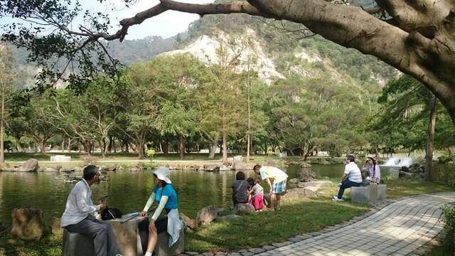 环湖步道沿着湖边重新整顿，提供好行、好视野的步道，沿着湖案边设置座椅