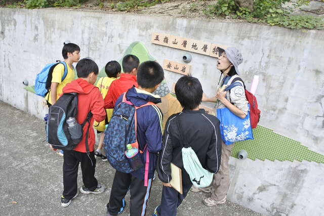 窑烧人文步道讲述贵子坑过去曾因机械开采导致土石流失、酿灾。