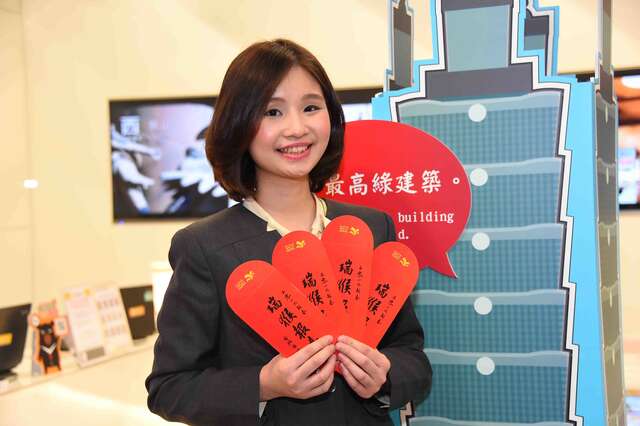 台北市旅游服务中心农历春节期间免费赠送「瑞猴报喜」红包袋。（图／台北市观光传播局提供，高赞贤摄）.jpg