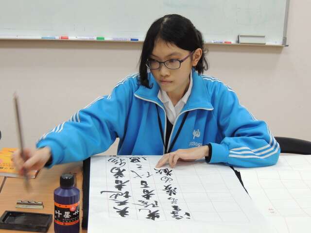 中山女高李宜錡同学虽患有白血病，但求知慾旺盛，喜爱艺术，故事相当激励人心。（图／台北市教育局提供）.jpg
