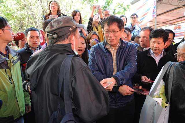 台北市长柯文哲将在本周日到荣滨年货大街发送猴年发财金，向民众拜早年。（图／台北市观光传播局提供，刘佳雯摄）.jpg