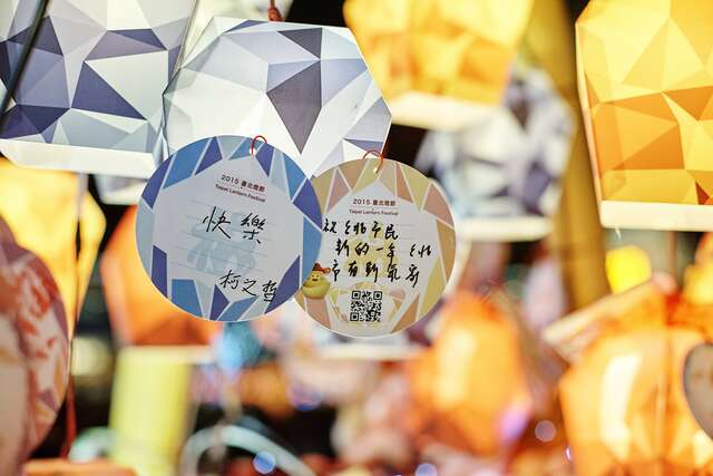 在祈福卡上許下新年新希望。（圖／台北市民政局提供）.jpg