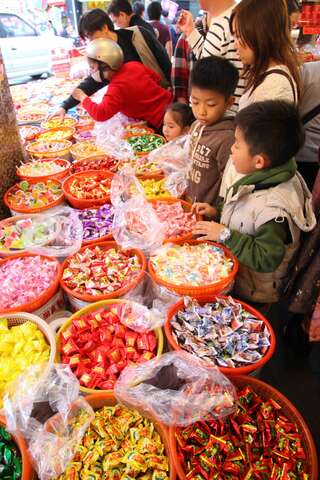 甜甜蜜蜜的糖果是採買年貨的最佳選擇。（圖／台北市觀光傳播局提供，王能佑攝）.jpg